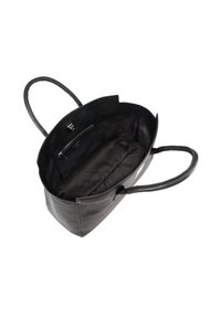 Zwarte leren tote bag met een ovale vorm, voorzien van twee handvatten en een gevoerde binnenkant. Inclusief een ritsvak en een geperst logo.