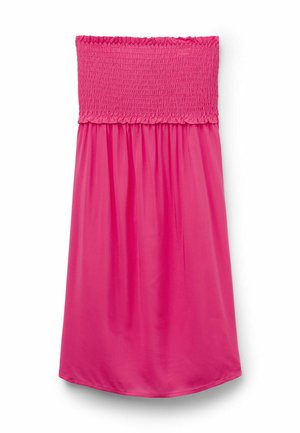 Vestido rosa sin tirantes con un cuerpo fruncido y falda fluida, hecho de un tejido ligero, que presenta una textura suave y un dobladillo que cae por debajo de la rodilla.
