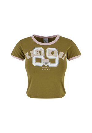 Olivgrünes, kurz geschnittenes T-Shirt mit einem pinken, gerippten Rundhalsausschnitt. Auf der Vorderseite befindet sich große weiße Schrift mit "KARL KANI" und "89".