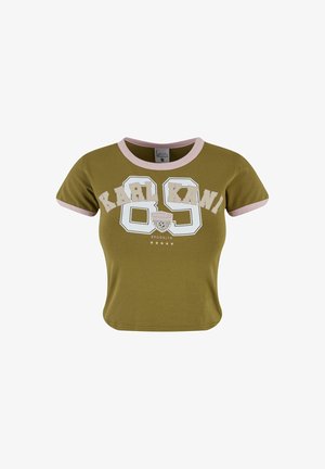 Olijfgroene cropped t-shirt met een roosrandige ronde hals. Voorzien van grote witte letters "KARL KANI" en "89" gedrukt op de voorkant.