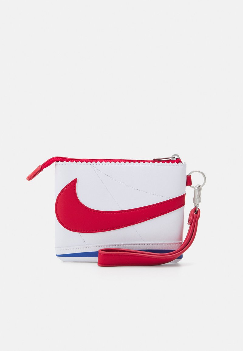 Baltas užtrauktuku uždaromas piniginė su raudonu Nike logotipu, raudonais aksesuarais ir veliūrinėmis juostelėmis. Išlaiko lygų paviršių ir pasižymi mėlynomis detalėmis apačioje.