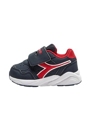 Sneaker per bambini di colore blu navy e rosso con cinturino in velcro, accenti bianchi, punta perforata e suola in gomma testurizzata.