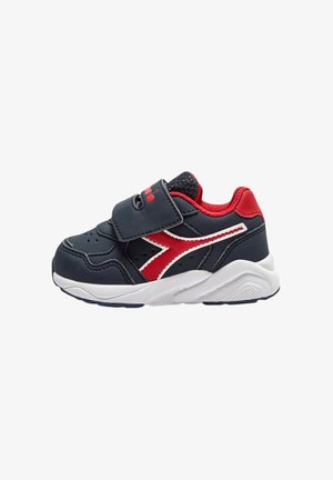 Sneaker per bambini di colore blu navy e rosso con cinturino in velcro, accenti bianchi, punta perforata e suola in gomma testurizzata.