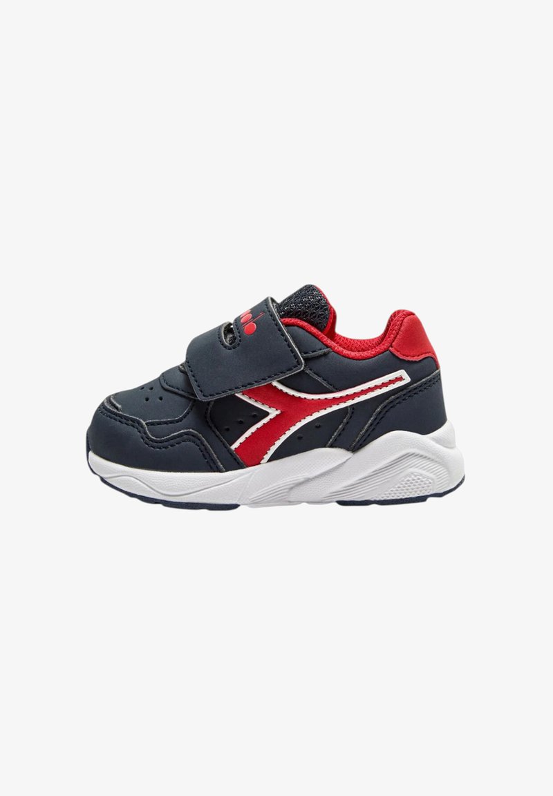 Sneaker per bambini di colore blu navy e rosso con cinturino in velcro, accenti bianchi, punta perforata e suola in gomma testurizzata.