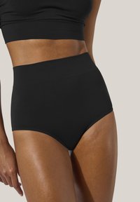 Högmidjade svarta trosor gjorda av ett mjukt material med ett brett elastiskt midjeband, med en enkel design och sömlösa benöppningar.