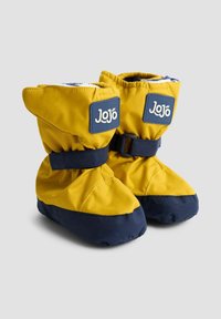 Keltaiset ja laivastonsiniset vedenpitävät saappaat, joissa on pehmeä vuori, kerätty nilkkasuunnittelu ja tarranauha varman istuvuuden takaamiseksi; sivuilla logo-patch.