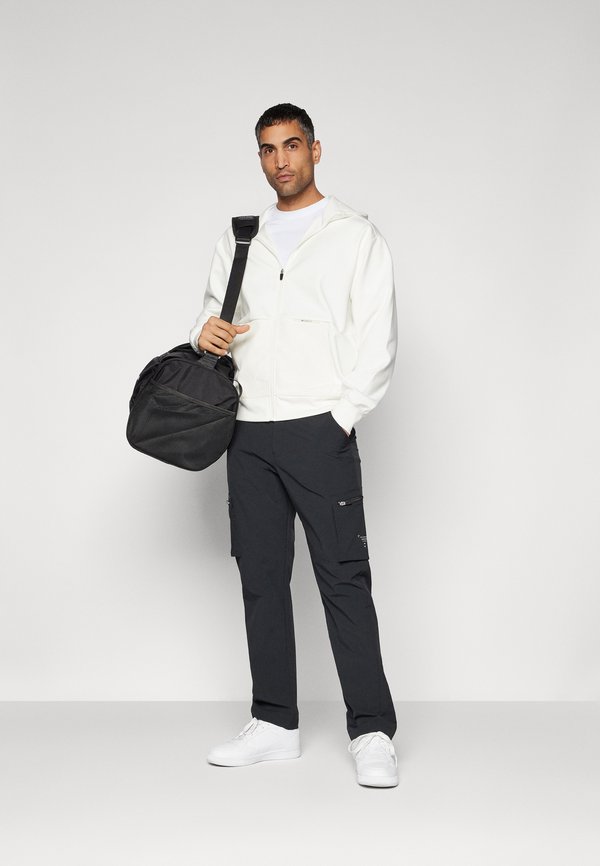 C-TECH CARGO PANTS - Trousers2