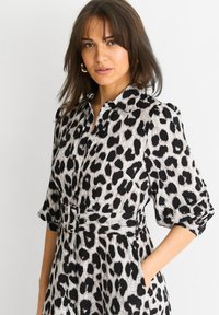 GINI LONDON ANIMAL PRINT - Abito a camicia - grey