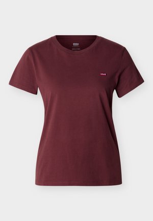 Majica s kratkimi rokavi in okroglim izrezom v temno bordo barvi z majhnim rdečim logotipom Levi's na levi strani prsi na svetlo sivi podlagi.
