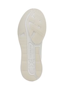 Suola di sneaker bianca in gomma testurizzata, con scanalature, tacco piatto e branding in rilievo. Bordo liscio e design moderno.
