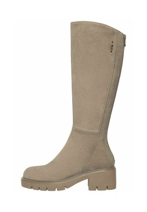 Botte en suède beige hauteur genoux avec un bout arrondi, une semelle épaisse et une fermeture éclair sur le côté pour un enfilage facile. Présente des détails de couture discrets.