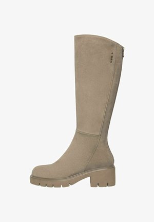 Botte en suède beige hauteur genoux avec un bout arrondi, une semelle épaisse et une fermeture éclair sur le côté pour un enfilage facile. Présente des détails de couture discrets.