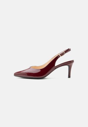 Escarpin slingback bordeaux brillant avec bout pointu, talon fin de hauteur moyenne et bride réglable avec boucle dorée.