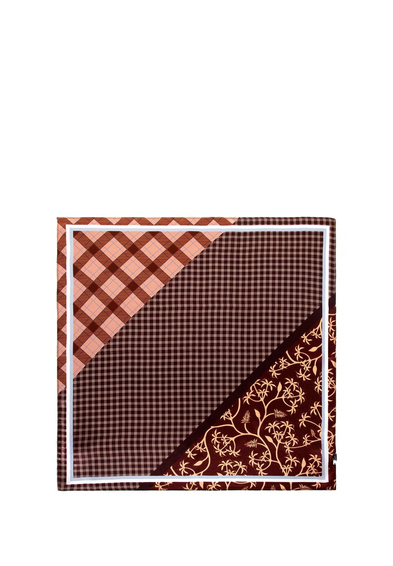 Couverture mettant en avant des tons de marron et d'orange avec un design en patchwork, comprenant des motifs à carreaux et floraux, terminée par une bordure blanche.