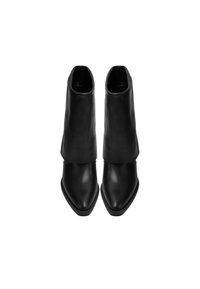 Stivaletti neri con punta affusolata e un design stratificato distintivo. Realizzati in pelle liscia con una finitura opaca.