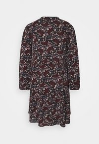 Květinové šaty s dlouhými rukávy, tmavě burgundské pozadí a barevný květinový vzor. Lehce splývavá tkanina s uvolněným střihem a vrstveným lemem.