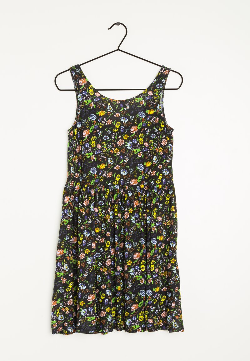 Vestido floral con fondo negro, diseño sin mangas, cintura fruncida, que presenta flores multicolores de varios tamaños y formas.