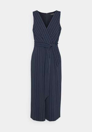 Robe portefeuille sans manches bleu marine avec des fines rayures blanches verticales et une ceinture assortie nouée à la taille, longueur sous le genou.