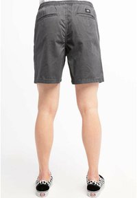 Grijze katoenen shorts met een elastische tailleband en twee achterzakken, met een gladde textuur en een eenvoudig ontwerp.