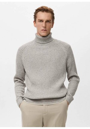 Suéter gris de cuello alto acanalado hecho de tela de punto, con mangas largas y una silueta ajustada, combinado con pantalones beige.