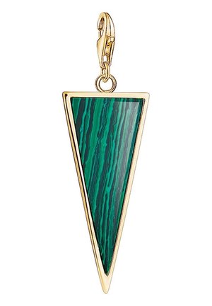 Trójkątny wisiorek w złotej oprawie z zielonym marmurkowym kamieniem, przymocowany do złotego zapięcia typu karabińczyk.