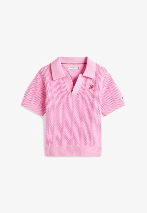 Rosa kortermet strikket poloshirt med teksturerte vertikale striper, ribbestrikket krage og mansjetter, samt liten brodert logo på brystet og ermet.
