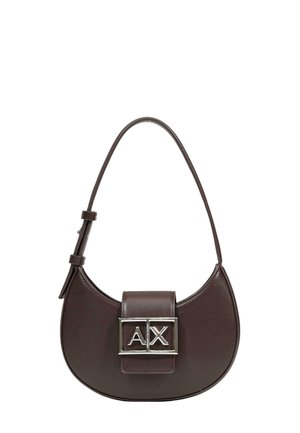 Sac à main en cuir marron foncé avec une forme incurvée, une fine bandoulière réglable et un rabat avant orné d'une boucle logo argentée A|X.