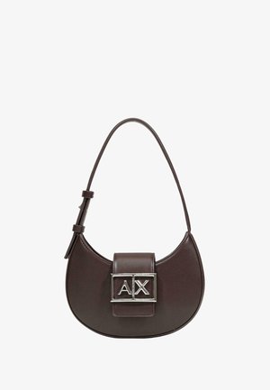 Tmavě hnědá kožená kabelka s prohnutým tvarem, nastavitelným tenkým popruhem a přední klopou se stříbrnou přezkou s logem A|X.