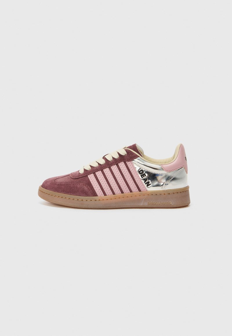 Sneaker con tomaia in suede bordeaux, strisce rosa chiaro, accentuazione metallica argento, lacci crema e suola in gomma con dettagli trasparenti.