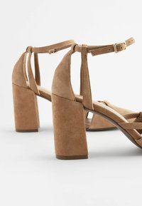 Next CUT-OUT BLOCK - Pumps - brown