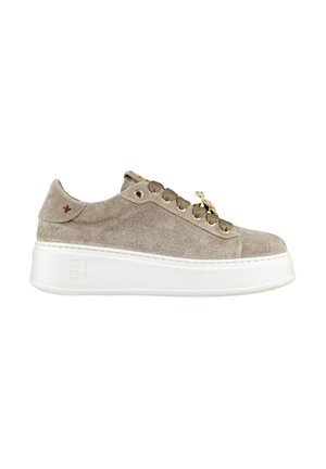 Sneaker platform in suede beige con finitura testurizzata, accessori in tonalità oro e design con lacci. Presenta una suola in gomma bianca e dettaglio del logo.