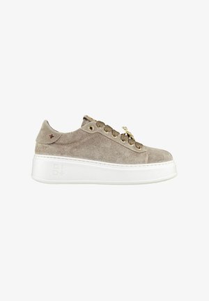 Sneaker platform in suede beige con finitura testurizzata, accessori in tonalità oro e design con lacci. Presenta una suola in gomma bianca e dettaglio del logo.