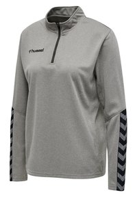 Pullover grigio a maniche lunghe con zip a un quarto. Presenta un tessuto testurizzato e strisce a forma di chevron nere lungo le maniche. Logo Hummel sul petto.