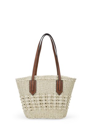 Bolso de tote de paja trenzada en color crema con asas de cuero marrón lisas. Presenta una forma estructurada y una parte superior abierta, ideal para un uso versátil.