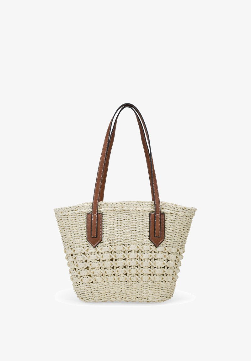 Bolso de tote de paja trenzada en color crema con asas de cuero marrón lisas. Presenta una forma estructurada y una parte superior abierta, ideal para un uso versátil.