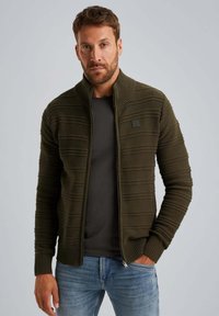 Maslinasto zeleni zip-up pulover s teksturiranim horizontalnim prugama, rebrastim ovratom i manžetama, nošen preko tamno sivog majice.