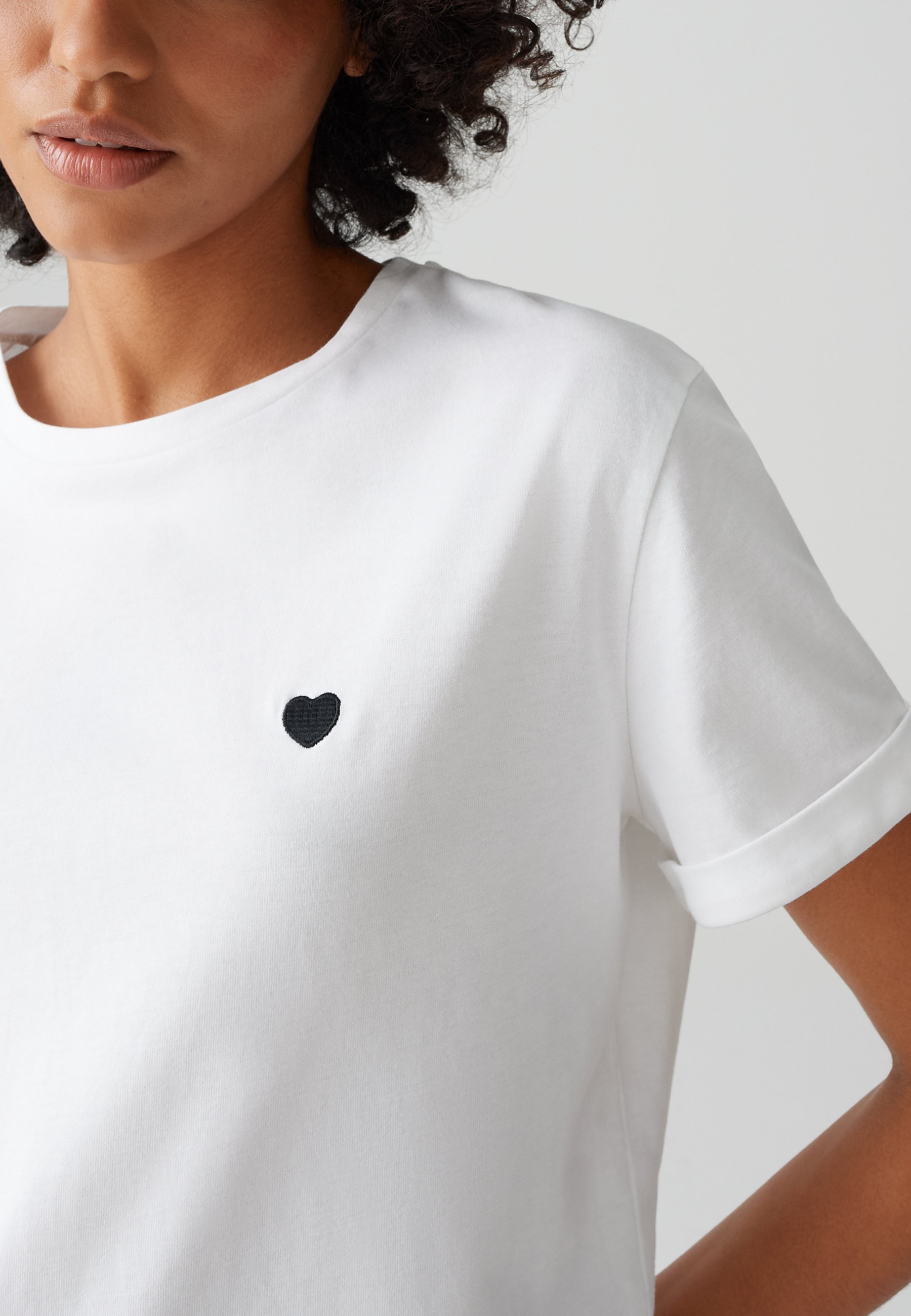 OPUS SERZ HEART DETAIL - Basic T-shirt - white - Zalando