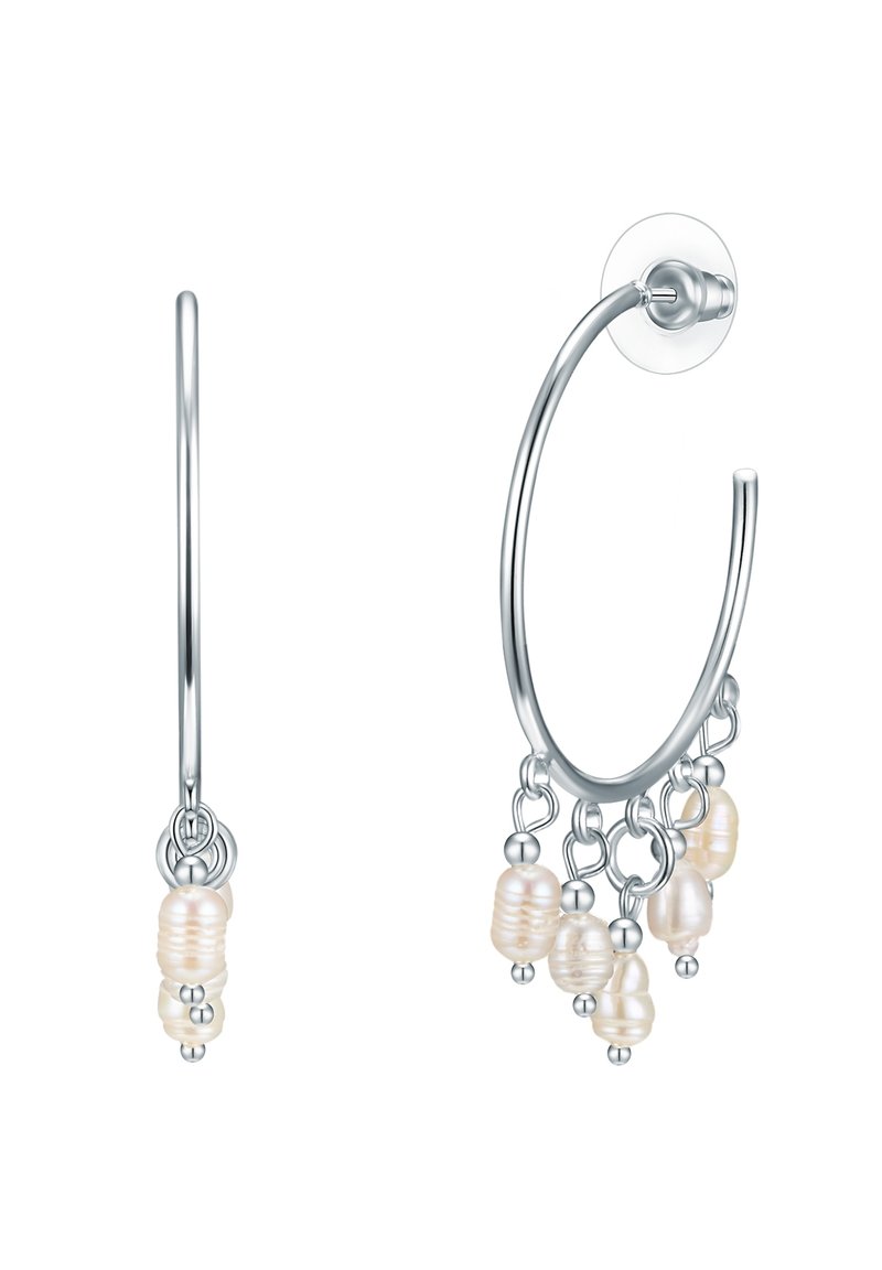 Pendientes de aro de plata con múltiples perlas blancas colgantes. El diseño incluye acentos de alambre circular y un acabado suave en las perlas.
