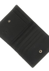 Portafoglio in pelle nera con una finitura texturizzata, dotato di più scomparti per carte, chiusura a scatto argento e un design semplice e piatto.