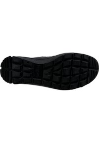 Suela de zapato de goma negra con un agarre texturizado y con patrón. Presenta surcos profundos en un diseño rectangular para ofrecer tracción y durabilidad.