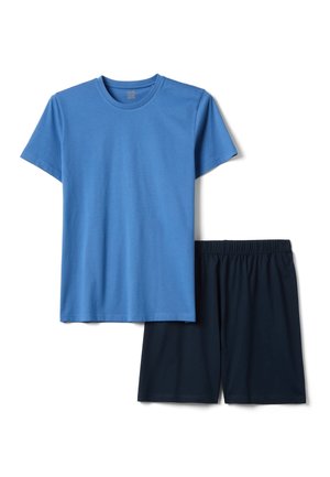 Blauw T-shirt met korte mouwen en ronde hals gecombineerd met zwarte shorts met elastische tailleband op een witte achtergrond.