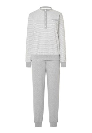 Top de rayas gris y blanco de manga larga con tapeta abotonada y bolsillo en el pecho, combinado con pantalones de puño elástico gris sólido.