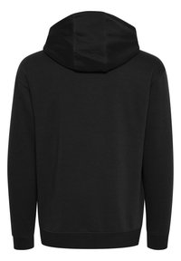 Sudadera con capucha negra que presenta una textura suave, mangas largas y puños acanalados, con un diseño simple y minimalista.
