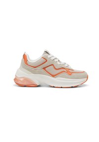 Baskets épaisses beige et orange avec tige en mesh et daim, semelle blanche épaisse et détail talon transparent orange.