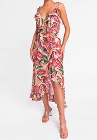Blomstret omslagskjole i let materiale har v-hals, flæser på stropperne og asymmetrisk kant. De dominerende farver er pink, grøn og orange.