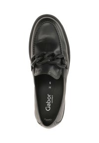 Mocassino in pelle nera con una robusta catena decorativa sul davanti, con cuciture tonali e una texture liscia sulla parte superiore.