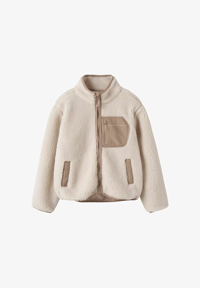 Kurtka polarowa w kolorze kremowym z wysokim kołnierzem, zamek z przodu, dwie boczne kieszenie oraz brązowa kieszeń na klatce piersiowej z teksturowanej powierzchni.