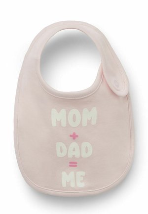 Weicher rosa Baby-Lätzchen mit Druckknopfverschluss mit dem Text "MAMA + PAPA = ICH" in weißen und rosa Buchstaben.