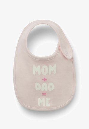 Weicher rosa Baby-Lätzchen mit Druckknopfverschluss mit dem Text "MAMA + PAPA = ICH" in weißen und rosa Buchstaben.