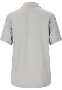 Ljusgrå polo-shirt med en mjuk textur, korta ärmar och en platt stickad krage. Sömlig fåll och inga synliga logotyper eller mönster.